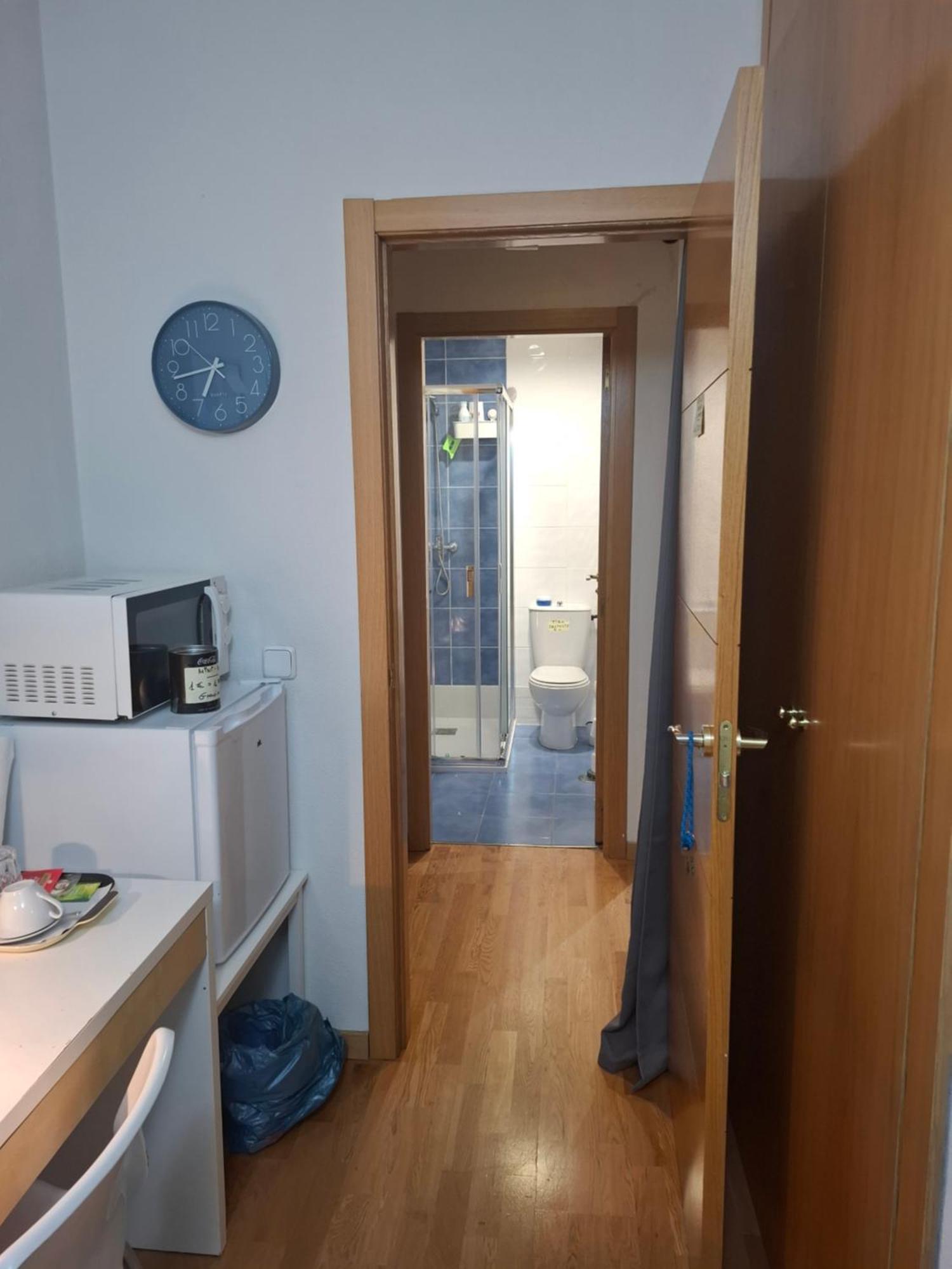 Habitaciones Individuales Wifi Tv Microondas Cerca Del Aeropuerto Madrid Habitacion Grande Wc Privado O Habitacion Pequena Wc Compartido Muy Tranquilas Bien Comunicadas Tren Metro Bus Facil Aparcamiento サン・セバスティアン・デ・ロス・レイエス エクステリア 写真